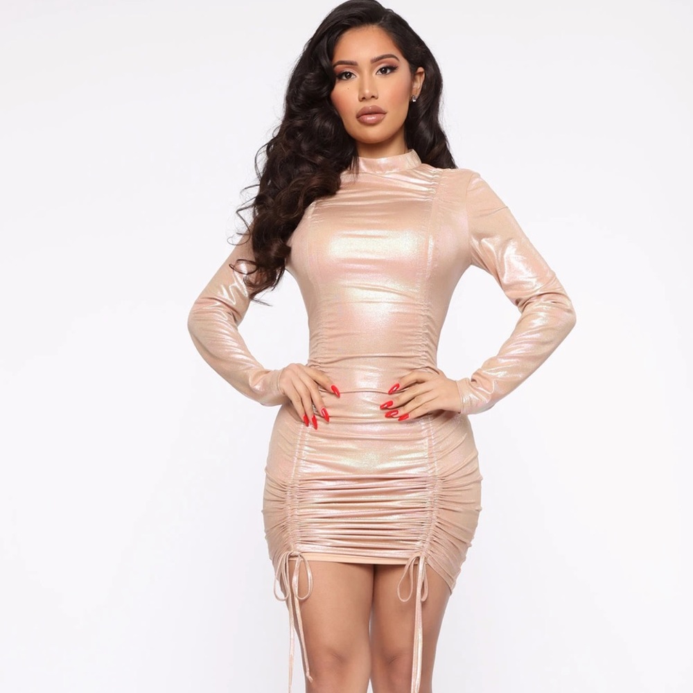 VESTIDO MUY ENTALLADO EL COLOR CROMÁTICO